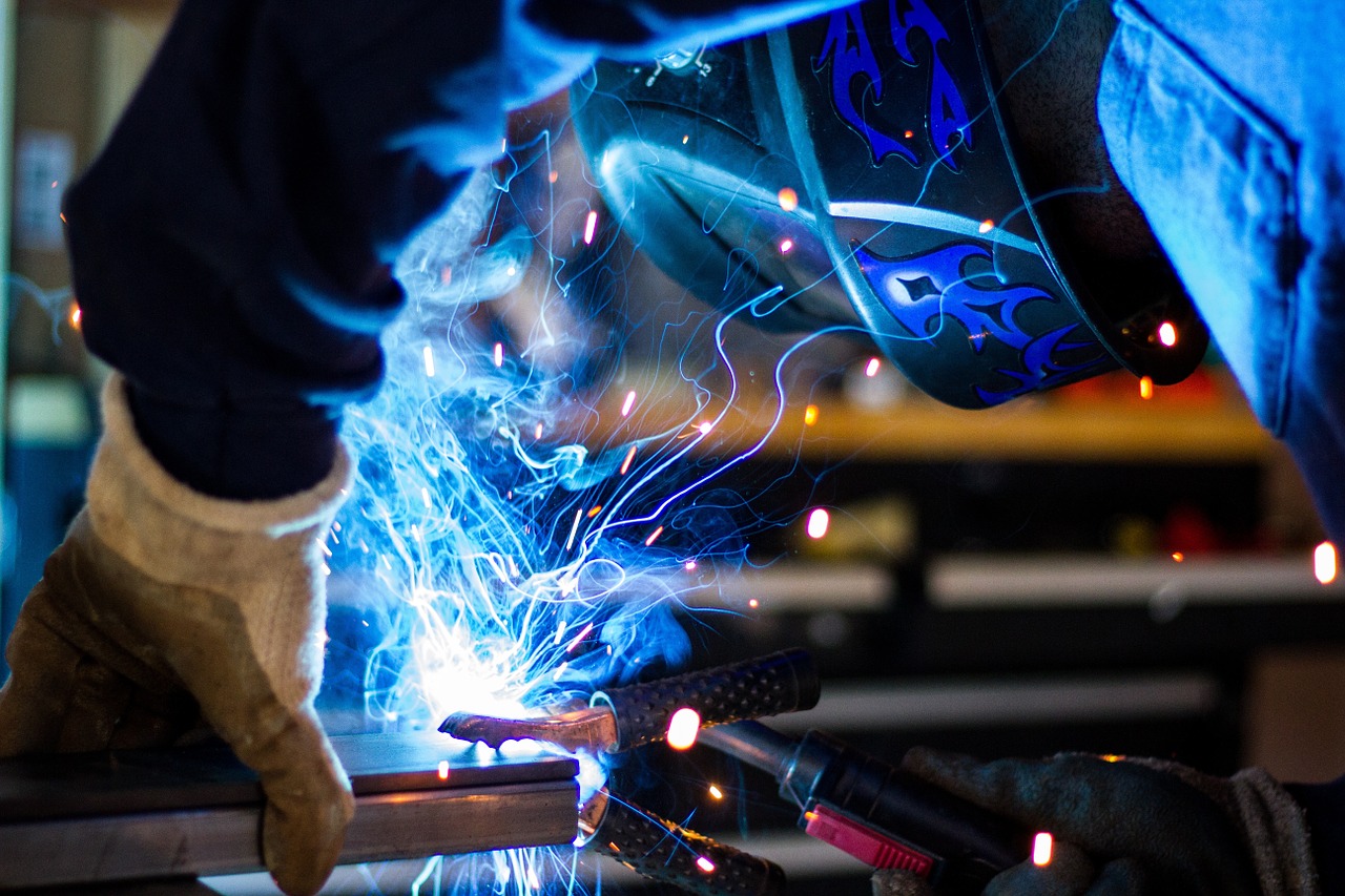Schweißer bei der Arbeit mit sichtbarem Schweißrauch